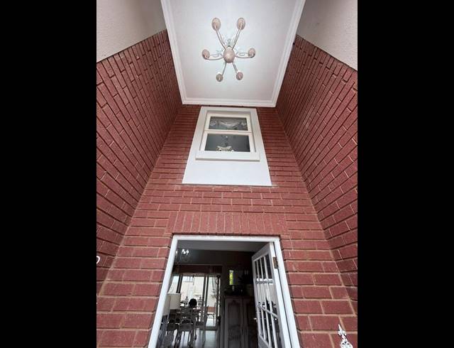 4 BEDROOM TOWNHOUSE FOR SALE IN MIDSTREAM ESTATE